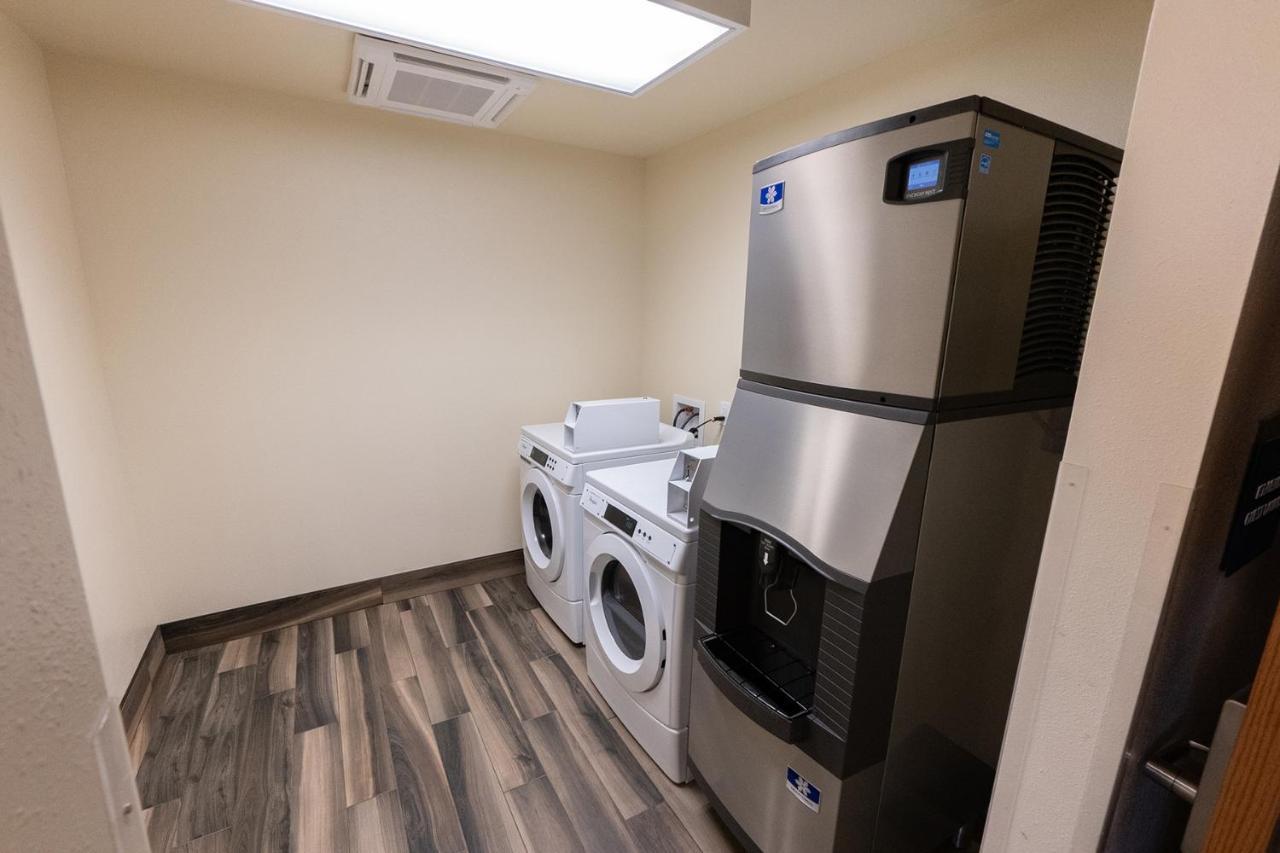 Hotel Cobblestone & Suites-sheldon